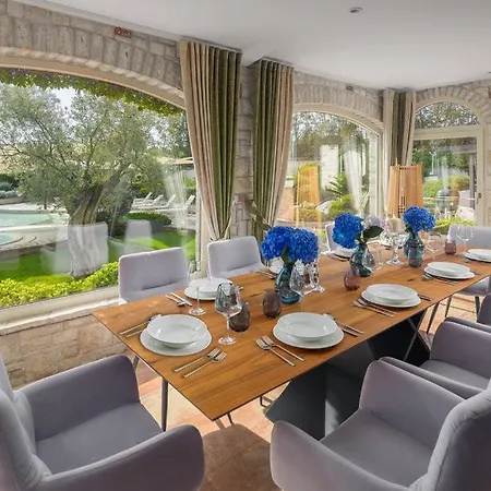 Villa Beautiful Omo With Pool In *