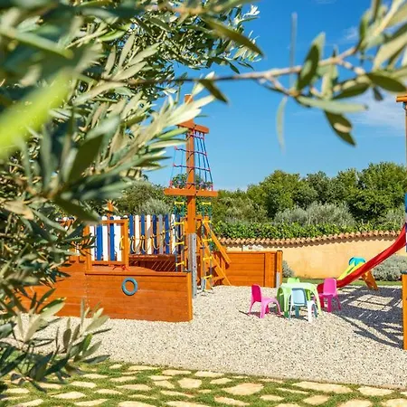 Beautiful Omo With Pool In Villa Pula