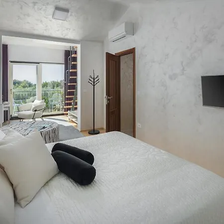 Villa Beautiful Omo With Pool In *