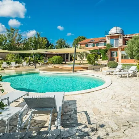 Beautiful Omo With Pool In Villa