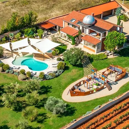 Beautiful Omo With Pool In *