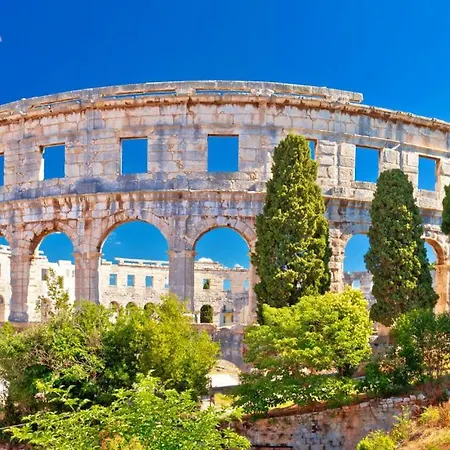 Beautiful Omo With Pool In Villa