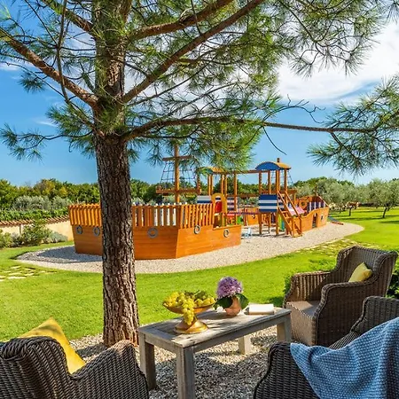 Villa Beautiful Omo With Pool In *