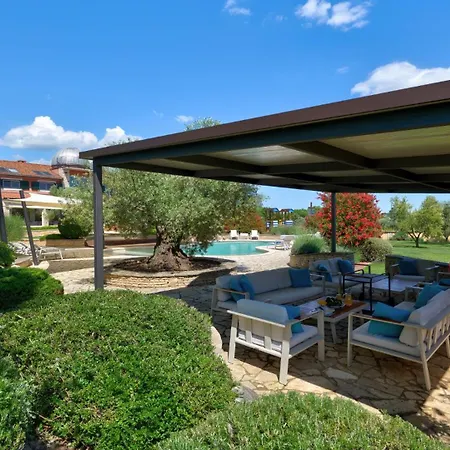 Beautiful Omo With Pool In Villa