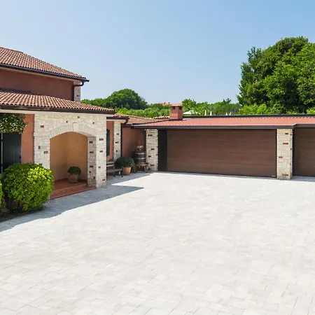 Beautiful Omo With Pool In * Pula