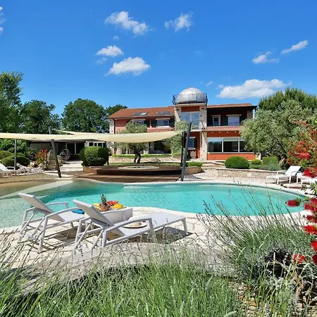 Villa Beautiful Omo With Pool In *