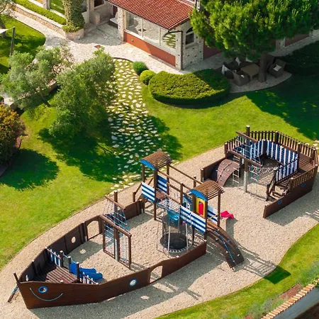 Beautiful Omo With Pool In Póla