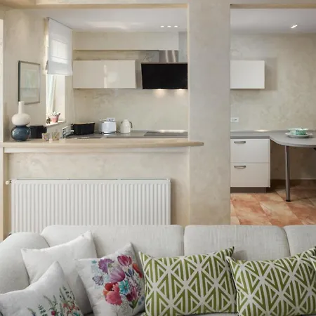 Beautiful Omo With Pool In Villa