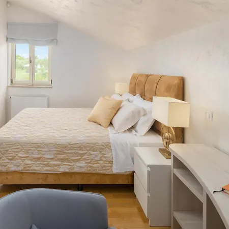 Beautiful Omo With Pool In Villa