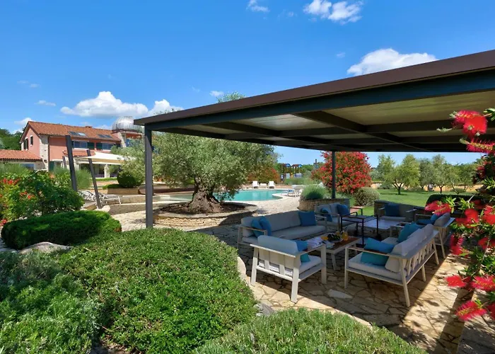 Beautiful Omo With Pool In Villa