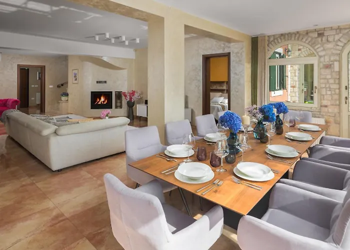 Villa Beautiful Omo With Pool In Pula