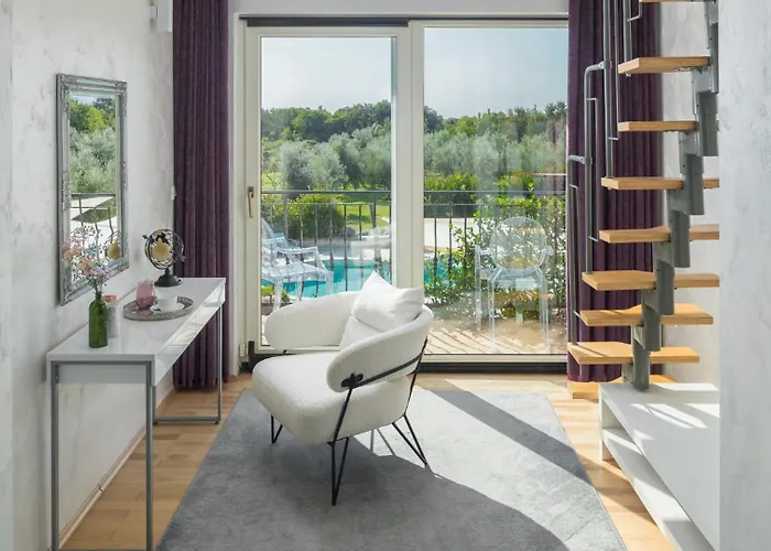 Beautiful Omo With Pool In Villa