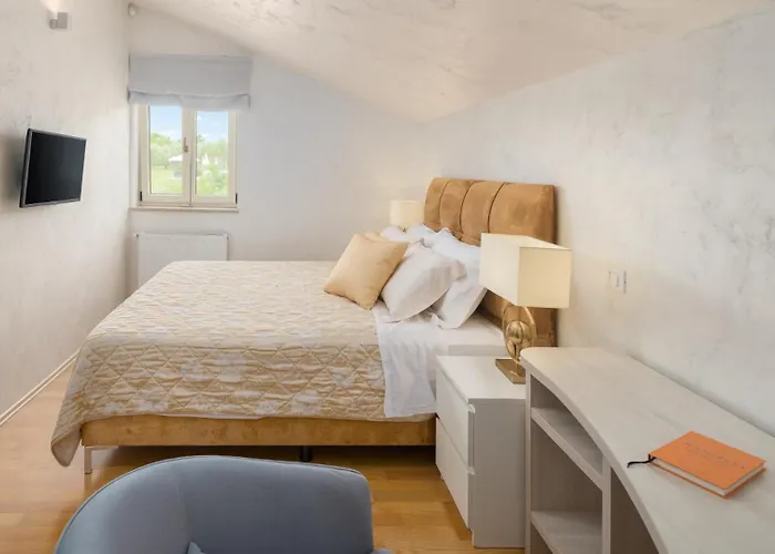 Beautiful Omo With Pool In Villa