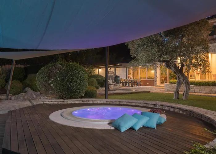 Beautiful Omo With Pool In Villa *