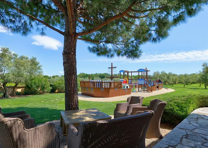 Beautiful Omo With Pool In * פולה