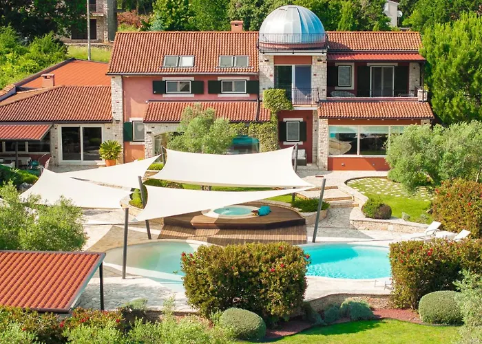 Beautiful Omo With Pool In Villa