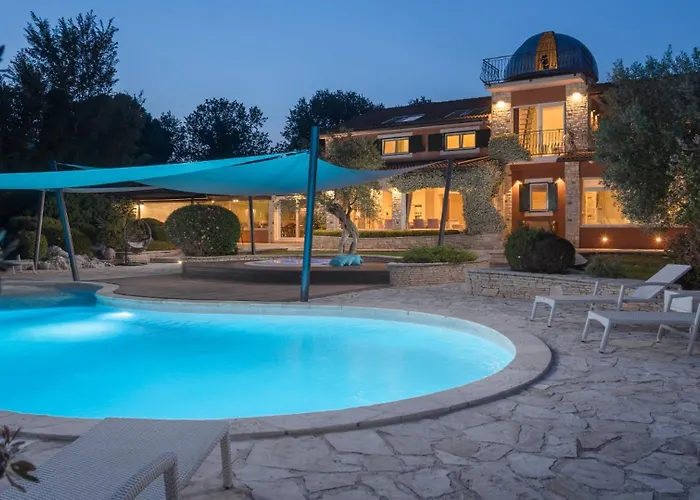 Beautiful Omo With Pool In Villa *